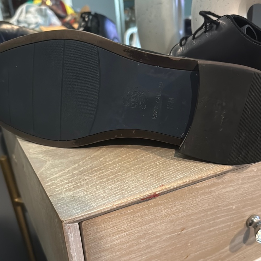 Vince‎ Camuto Black Leather Oxfords with Cap Toe - Picture 6 of 7